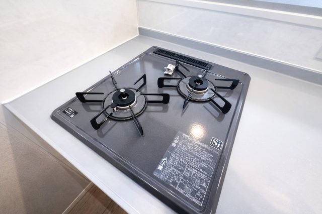 グローリア初穂お花茶屋のキッチン|3口ガスコンロで、同時調理もスムーズに進み、時間を有効に使えるのがうれしいポイント。炒め物、煮込み、汁物など、複数の料理を一度に作れるので、忙しい朝や夕食の準備も効率よく進みます。