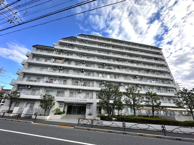 グローリア初穂お花茶屋の外観|周囲の景観と調和する、落ち着きある洗練デザイン。日常の風景にさりげない美しさを添える、ちょうどよい存在感です。