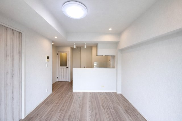 グローリア初穂お花茶屋の居間・リビング|空間の広がりと柔らかな採光に包まれたリビングダイニング。毎日の暮らしに“ちょっと特別”を感じさせてくれる、住まいの中心となる空間です。