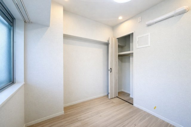 グローリア初穂お花茶屋の洋室|クローゼットを備えた機能的な洋室。収納力に優れ、すっきりと整った空間を保ちやすく、住まい全体の心地よさを高めてくれます。