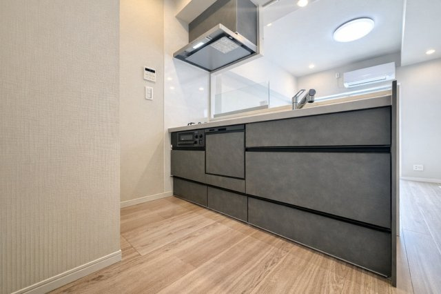 グローリア初穂お花茶屋のキッチン|毎日の料理が楽しくなる、機能的でスタイリッシュなキッチン。収納も豊富で、すっきりとした空間を保ちながら、家族との会話が自然と生まれる心地よい場所です。