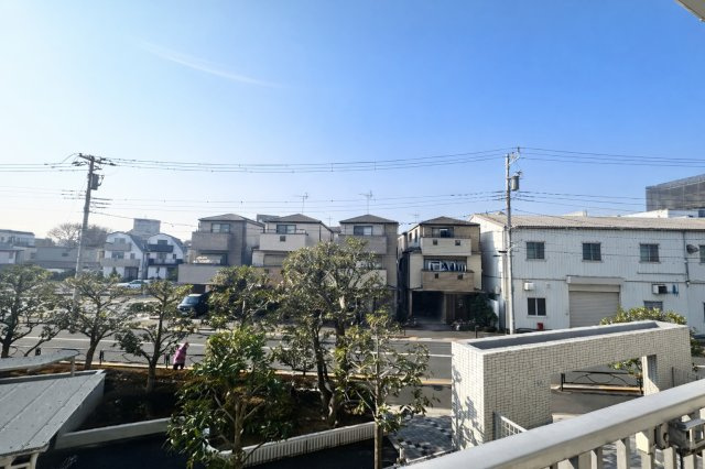 グローリア初穂お花茶屋の展望|窓越しに広がる風景が、暮らしのリズムに優しく寄り添います。空の移ろい、そよぐ風、遠くの街灯りが日常に静かな豊かさと安らぎをもたらしてくれます。