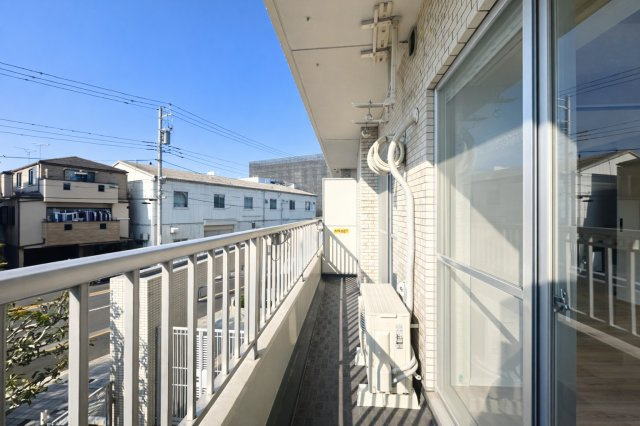 グローリア初穂お花茶屋の独立洗面台|明るい洗面スペースは、使いやすさを徹底的に追求した設計です。忙しい朝も快適に自然と笑顔がこぼれる心地よいひとときを叶えます。毎日の身支度がスムーズに整う、家族みんなに優しい空間です。