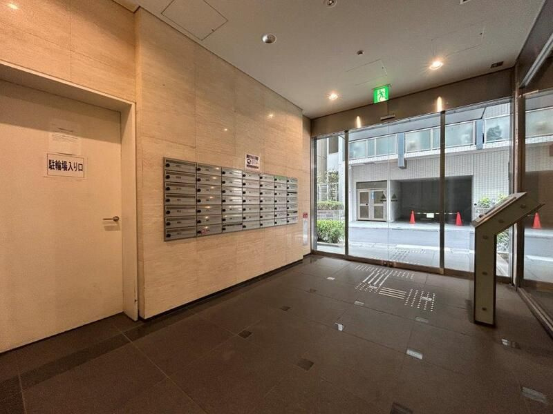 ラクアスレジデンス東新宿のエントランス