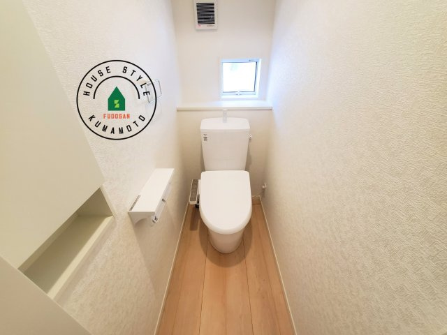 宇土市栗崎町第1₋3棟(2号棟)の内観：施工例|トイレ・ウォシュレット付。快適で衛生的な洗浄機能付温水シャワートイレです。収納や手すりもついてます。