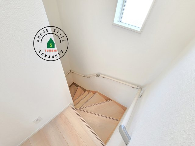 宇土市栗崎町第1₋3棟(2号棟)の内観：施工例|＜手すり付階段＞手すりがないと階段の昇り降りで危険なことはもちろん、壁に手をつきながら歩くことで壁紙が汚れやすくなります。すべての方に快適に昇り降りしていただくため、手すりを設置しました。