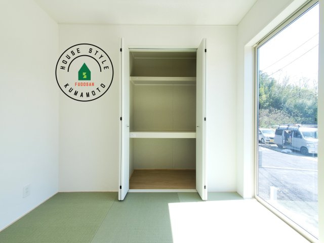 宇土市栗崎町第1₋3棟(2号棟)の内観：施工例|壁面クローゼットのメリットは、衣類が横一列に並ぶためひと目で洋服が選びやすいこと。衣類をたくさんお持ちの方も、限られたスペース内に無理なく収納することができます。