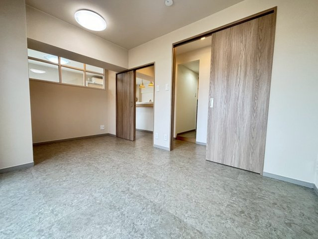 ロイヤルマンションの洋室