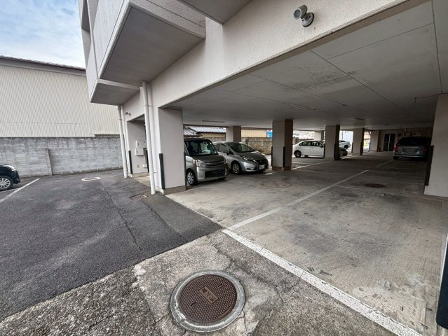 ロイヤルマンションの駐車場