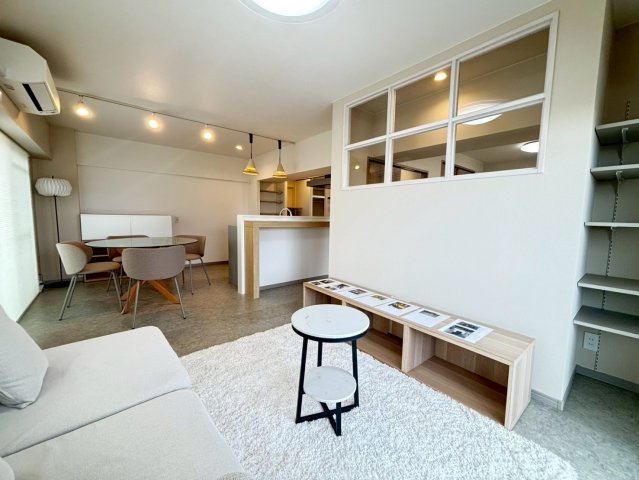 ロイヤルマンションの居間・リビング