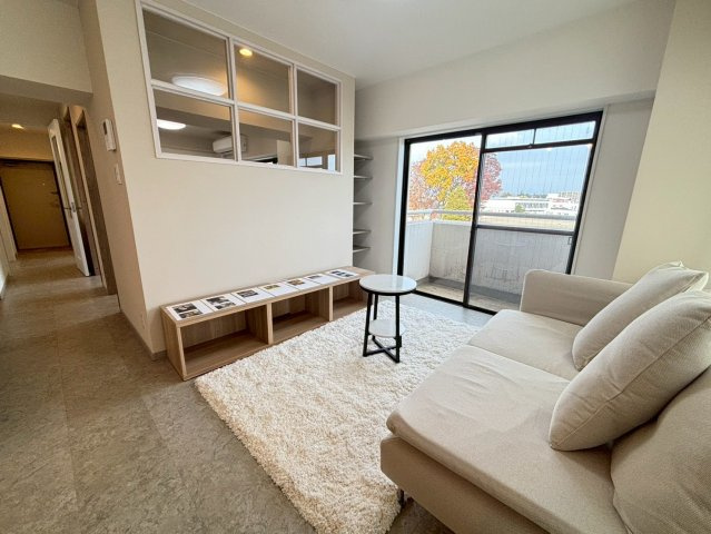 ロイヤルマンションの居間・リビング