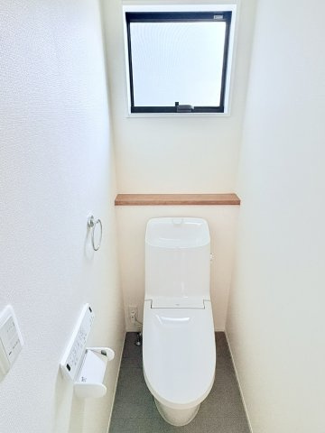 売新築戸建　中央区半田山６丁目のトイレ|窓付きで明るく、換気も快適