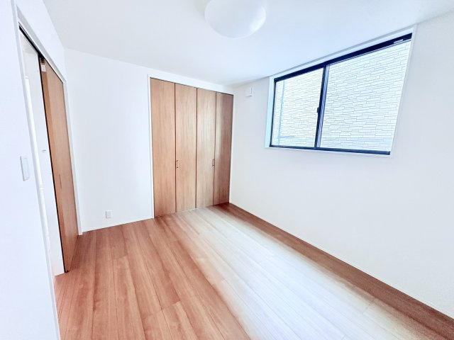 売新築戸建　中央区半田山６丁目の洋室|木の温もりを感じるナチュラルな内装