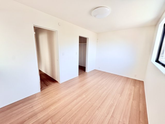 売新築戸建　中央区半田山６丁目の洋室|ウォークインクローゼット付きで収納たっぷり！お部屋を広く贅沢に使えます