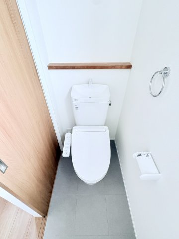 売新築戸建　中央区半田山６丁目のトイレ|カウンターにはちょっとした小物も飾れる、スッキリ快適なトイレ空間