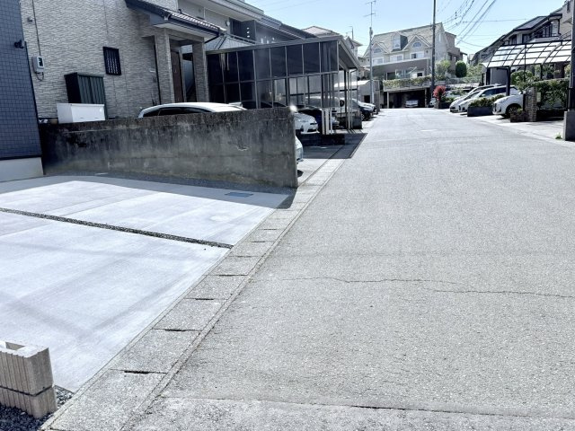 売新築戸建　中央区半田山６丁目の前面道路含む現地写真|見通しが良く、車の通りも落ち着いた閑静な住宅街の道路環境です
