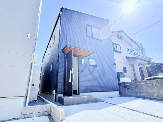 売新築戸建　中央区半田山６丁目の外観|表情豊かなグレータイルと、木目調のアクセントが光るデザイン
