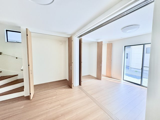 売新築戸建　中央区半田山６丁目の居間・リビング|リビング横に大型収納を完備。出し入れしやすく片付けもスムーズに！