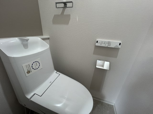 ウッドデッキの中庭が大優勝！【川崎市宮前区犬蔵１丁目中古戸建】のトイレ|トイレもきれいです