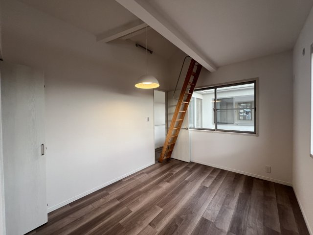 ウッドデッキの中庭が大優勝！【川崎市宮前区犬蔵１丁目中古戸建】の洋室|落ち着いた色調の洋室です