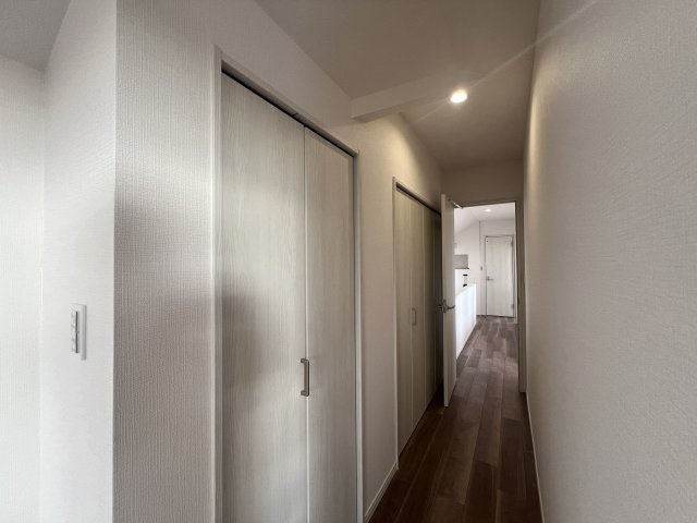 ウッドデッキの中庭が大優勝！【川崎市宮前区犬蔵１丁目中古戸建】の内装|明るい色調の室内です