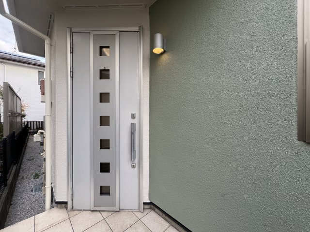 ウッドデッキの中庭が大優勝！【川崎市宮前区犬蔵１丁目中古戸建】の玄関|シンプルで使いやすい玄関です