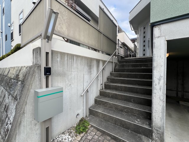 ウッドデッキの中庭が大優勝！【川崎市宮前区犬蔵１丁目中古戸建】の外観|外はこのようになっています