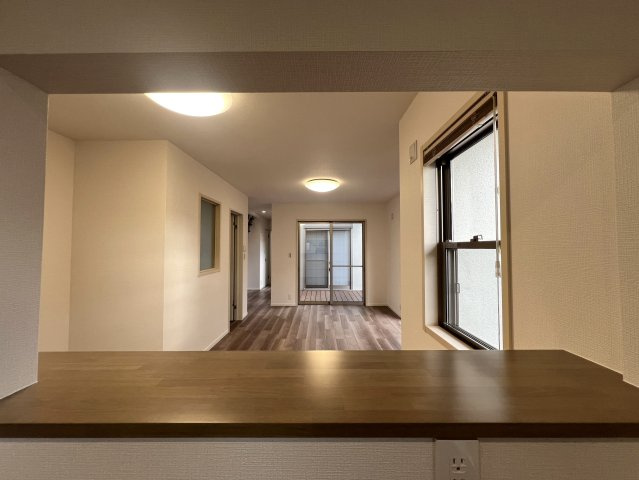 ウッドデッキの中庭が大優勝！【川崎市宮前区犬蔵１丁目中古戸建】の居間・リビング|使いやすいリビングです