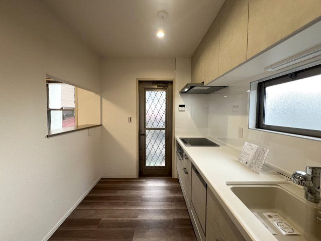 ウッドデッキの中庭が大優勝！【川崎市宮前区犬蔵１丁目中古戸建】のキッチン|きれいなキッチンです