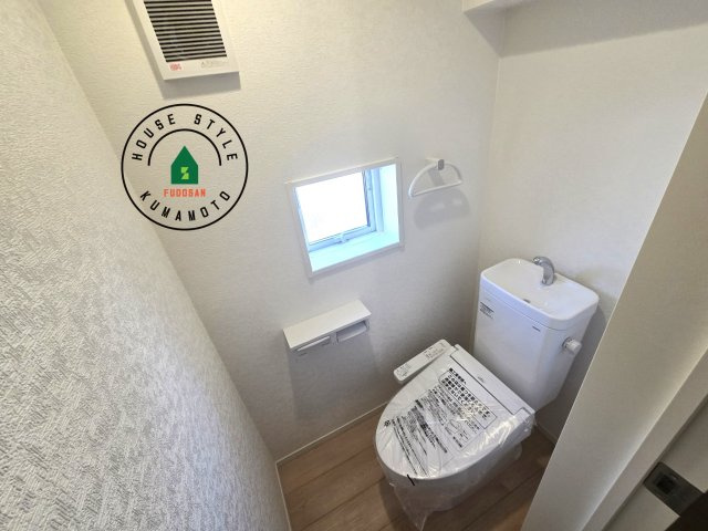 宇土市栗崎町第1₋3棟(3号棟)の内観：施工例|トイレ・ウォシュレット付。快適で衛生的な洗浄機能付温水シャワートイレです。収納や手すりもついてます。