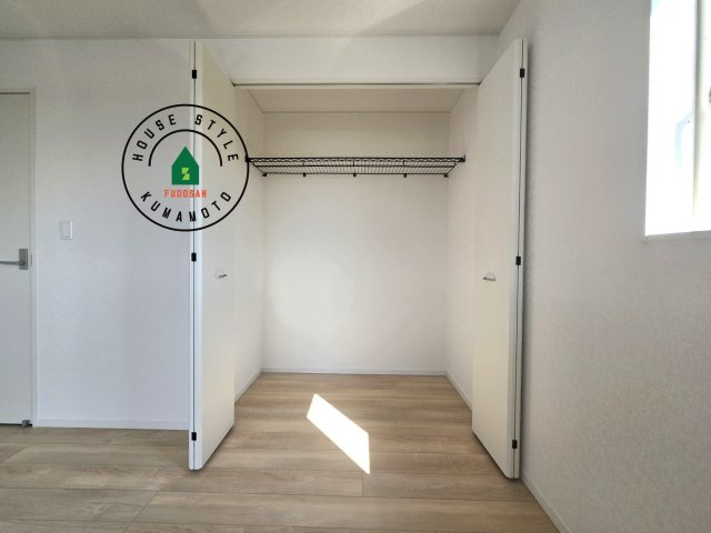 宇土市栗崎町第1₋3棟(3号棟)の内観：施工例|【WIC（ウォークインクローゼット）】 たくさんの洋服をかけてもシワになりにくいウォークインクローゼット。洋服以外にも、普段使わない家電やスーツケース、ストック品など何でも片付く嬉しい空間です。