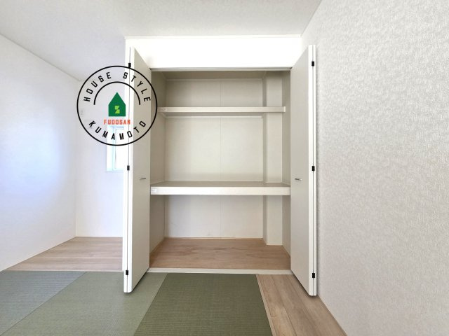 宇土市栗崎町第1₋3棟(3号棟)の内観：施工例|壁面クローゼットのメリットは、衣類が横一列に並ぶためひと目で洋服が選びやすいこと。衣類をたくさんお持ちの方も、限られたスペース内に無理なく収納することができます。