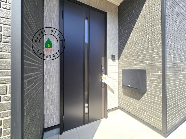 宇土市栗崎町第1₋3棟(3号棟)の外観：施工例|地盤調査済 / 玄関へ向かうまでのアプローチに漂う上質が期待感をもたせます。玄関は建物の顔。落着きを醸し出した自己主張が心に訴えてきます。