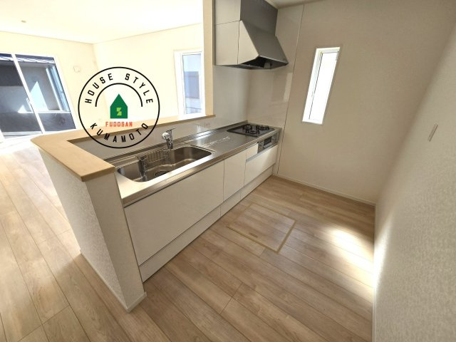 宇土市栗崎町第1₋3棟(3号棟)の内観：施工例|カウンターキッチンなら、リビングで遊ぶ子供の様子を見ながら料理ができるので安心です。料理を運んでもらったり、子供にお手伝いしてもらいやすいのもいいですね。