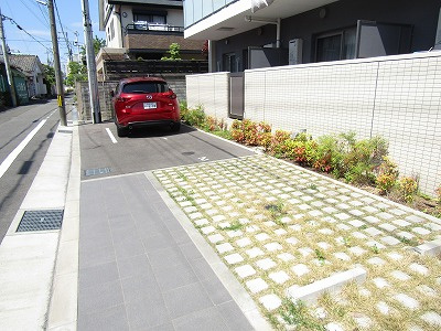 エストラーダブランカ下中条の駐車場