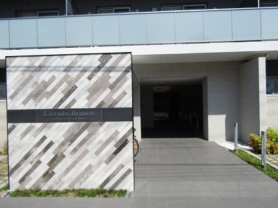 エストラーダブランカ下中条のエントランス