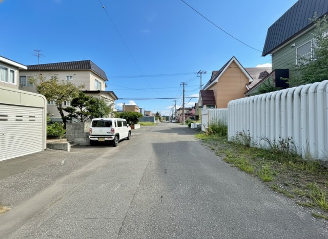 花川南1条5丁目土地の前面道路含む現地写真|北東側８ｍ公道に面し、通行のしやすい道幅です。