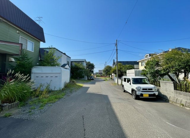 花川南1条5丁目土地の前面道路含む現地写真|道路に対し、接面部分は１１ｍの幅がございます。