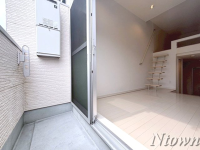 【バルコニー】 | K Flat | 暖かな日差しのふりそそぐバルコニー