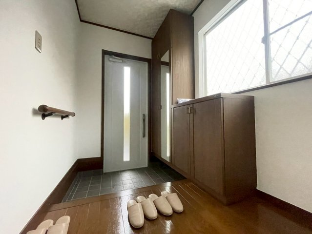 東金売戸建ての玄関