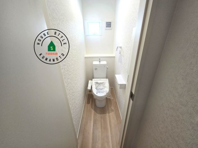 宇土市栗崎町第1₋3棟(1号棟)の内観：施工例|トイレ・ウォシュレット付。快適で衛生的な洗浄機能付温水シャワートイレです。収納や手すりもついてます。