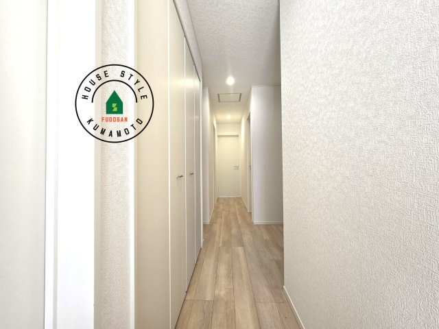 宇土市栗崎町第1₋3棟(1号棟)の内観：施工例|平屋はワンフロアしかないため、部屋と部屋の距離が近くなります。 生活音の緩衝材として廊下を活用するのがおすすめです。