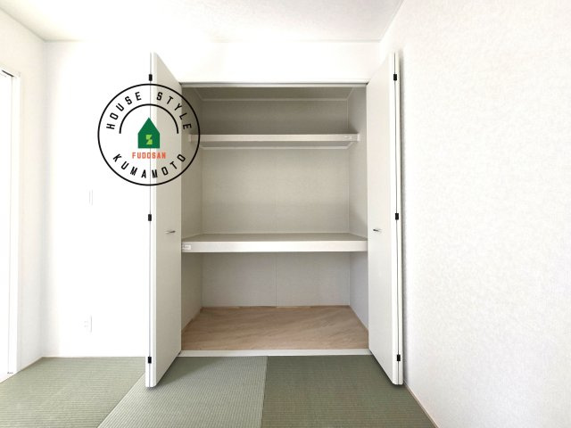 宇土市栗崎町第1₋3棟(1号棟)の内観：施工例|壁面クローゼットのメリットは、衣類が横一列に並ぶためひと目で洋服が選びやすいこと。衣類をたくさんお持ちの方も、限られたスペース内に無理なく収納することができます。