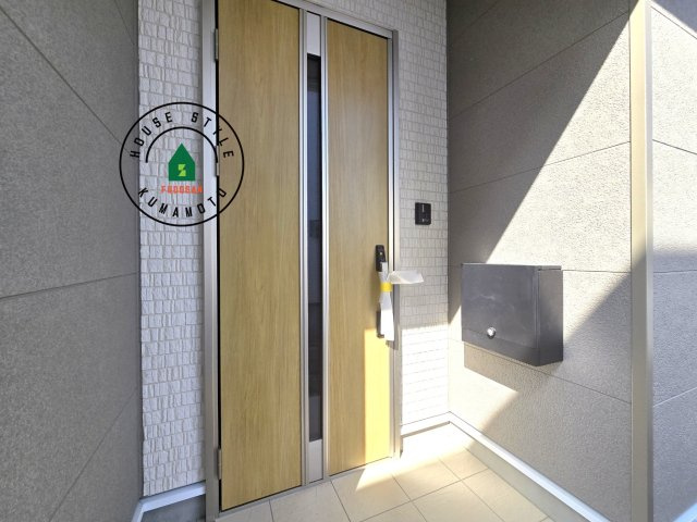 宇土市栗崎町第1₋3棟(1号棟)の外観：施工例|地盤調査済 / 玄関へ向かうまでのアプローチに漂う上質が期待感をもたせます。玄関は建物の顔。落着きを醸し出した自己主張が心に訴えてきます。