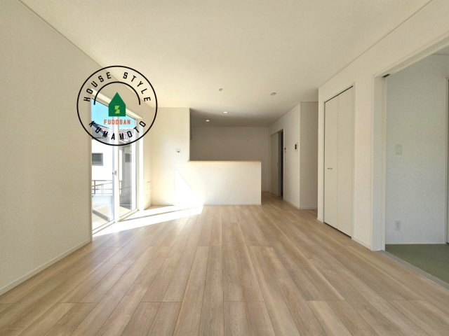 宇土市栗崎町第1₋3棟(1号棟)の内観：施工例|キッチンからリビングをしっかり確認できます。家族の笑顔があふれる空間になりそうですね。