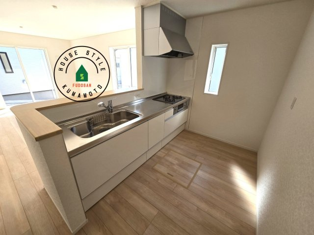 宇土市栗崎町第1₋3棟(1号棟)の内観：施工例|カウンターキッチンなら、リビングで遊ぶ子供の様子を見ながら料理ができるので安心です。料理を運んでもらったり、子供にお手伝いしてもらいやすいのもいいですね。