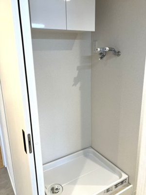 【ランドリースペース】 | グリーンヴィラ琴似A棟 | 洗濯機スペースの上には吊り戸棚つき♪