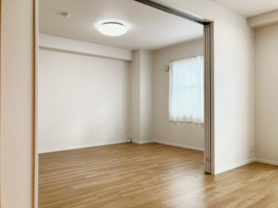 【洋室】 | グリーンヴィラ琴似A棟 | リビング横洋室は開放すれば広々スペースに♪