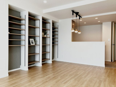 【居間・リビング】 | グリーンヴィラ琴似A棟 | LD横にはおしゃれな収納付き♪