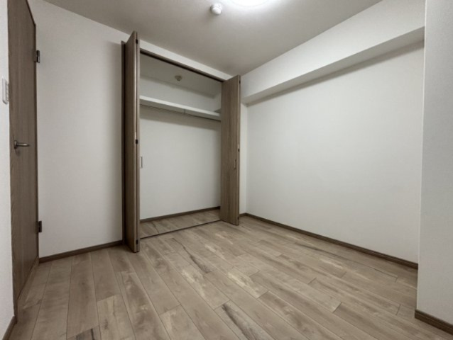 朝日プラザ長堀西の洋室|【約4.5帖】
独立した約4.5帖の洋室は収納付きのため、住空間をより広く有効活用することができます。